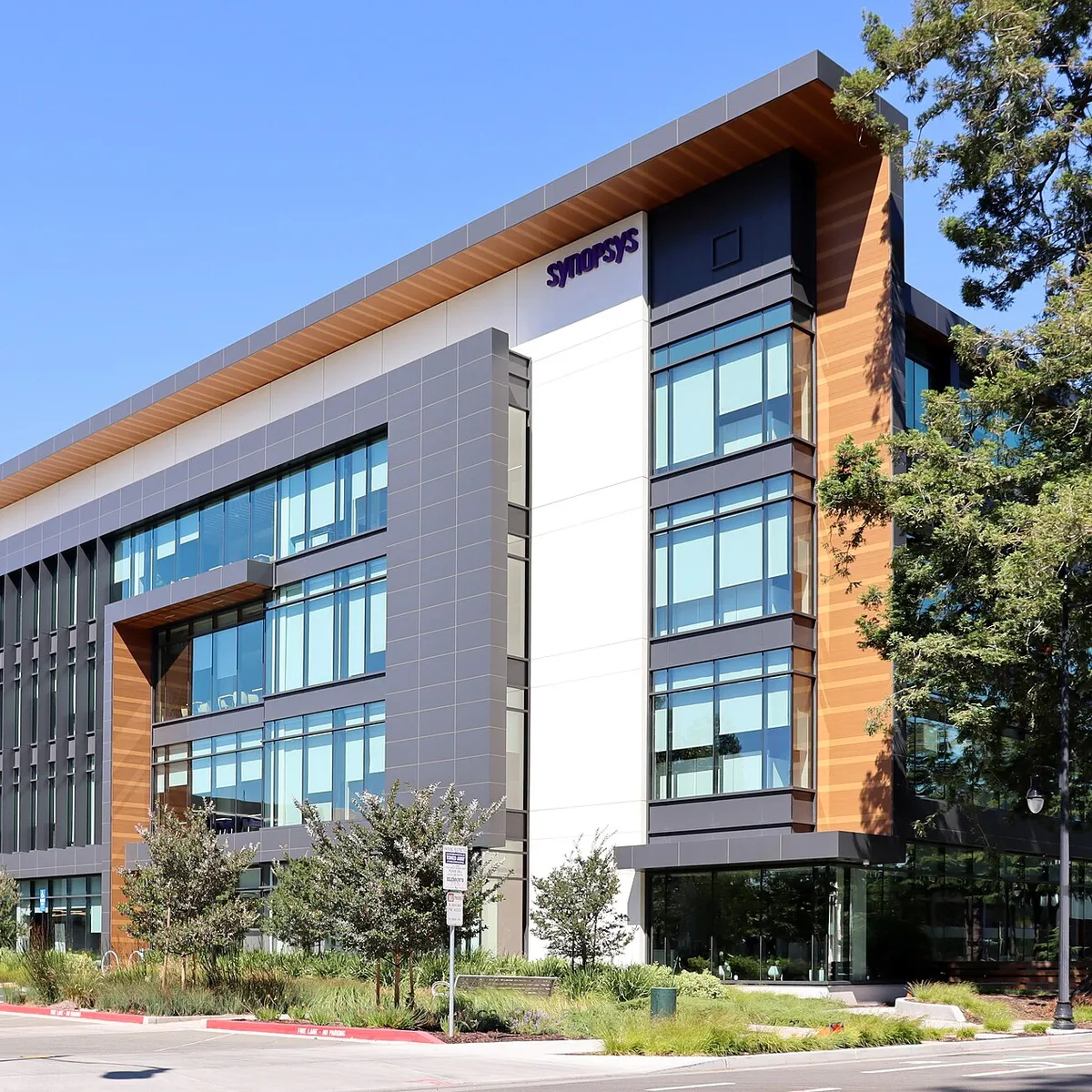 An office building at 675 Almoner Avenue in Sunnyvale, California. At the time this photo was taken, this was the official headquarters address of Synopsys, Inc. Photographed by user Coolcaesar on Jun