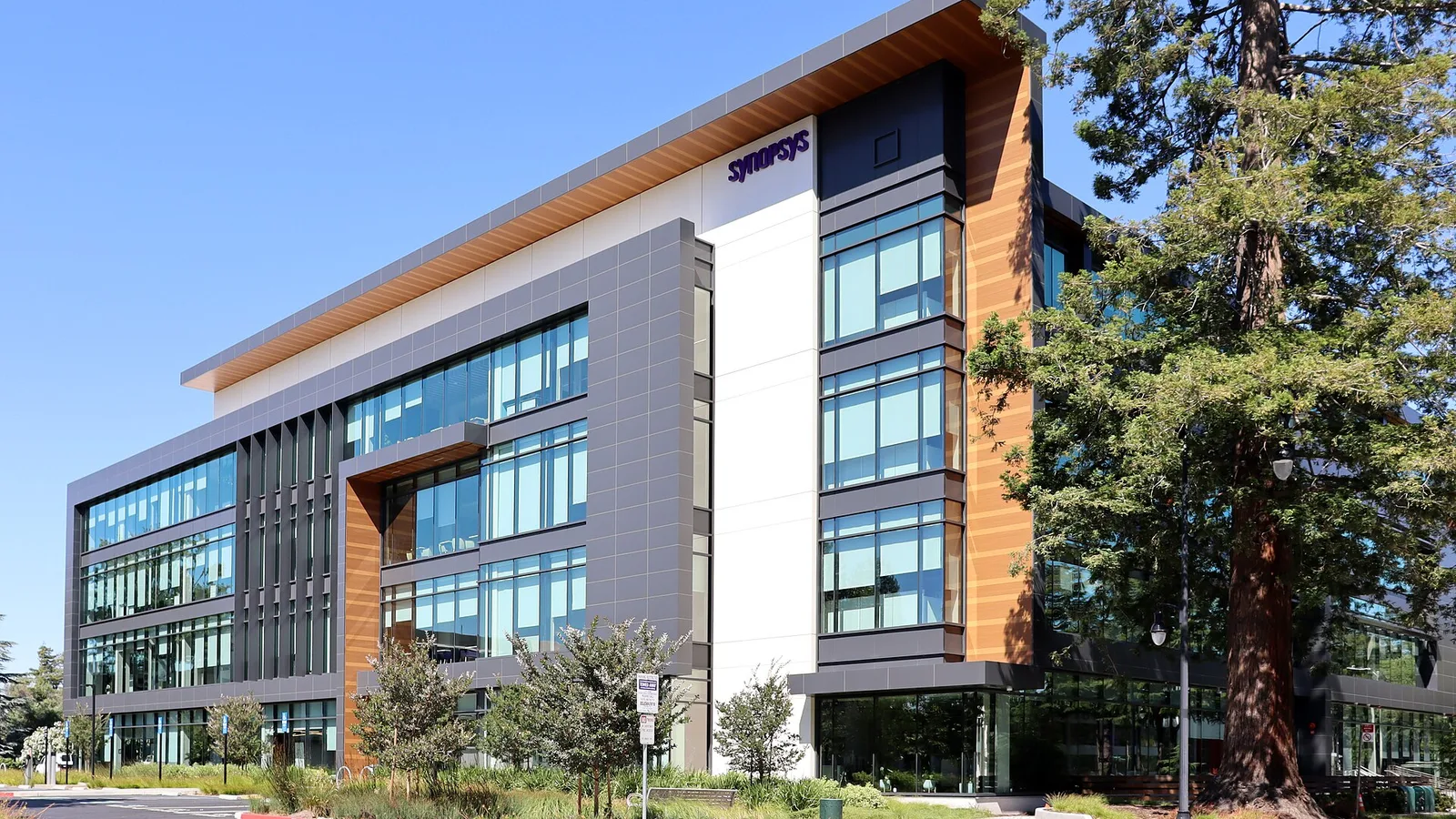 An office building at 675 Almoner Avenue in Sunnyvale, California. At the time this photo was taken, this was the official headquarters address of Synopsys, Inc. Photographed by user Coolcaesar on Jun