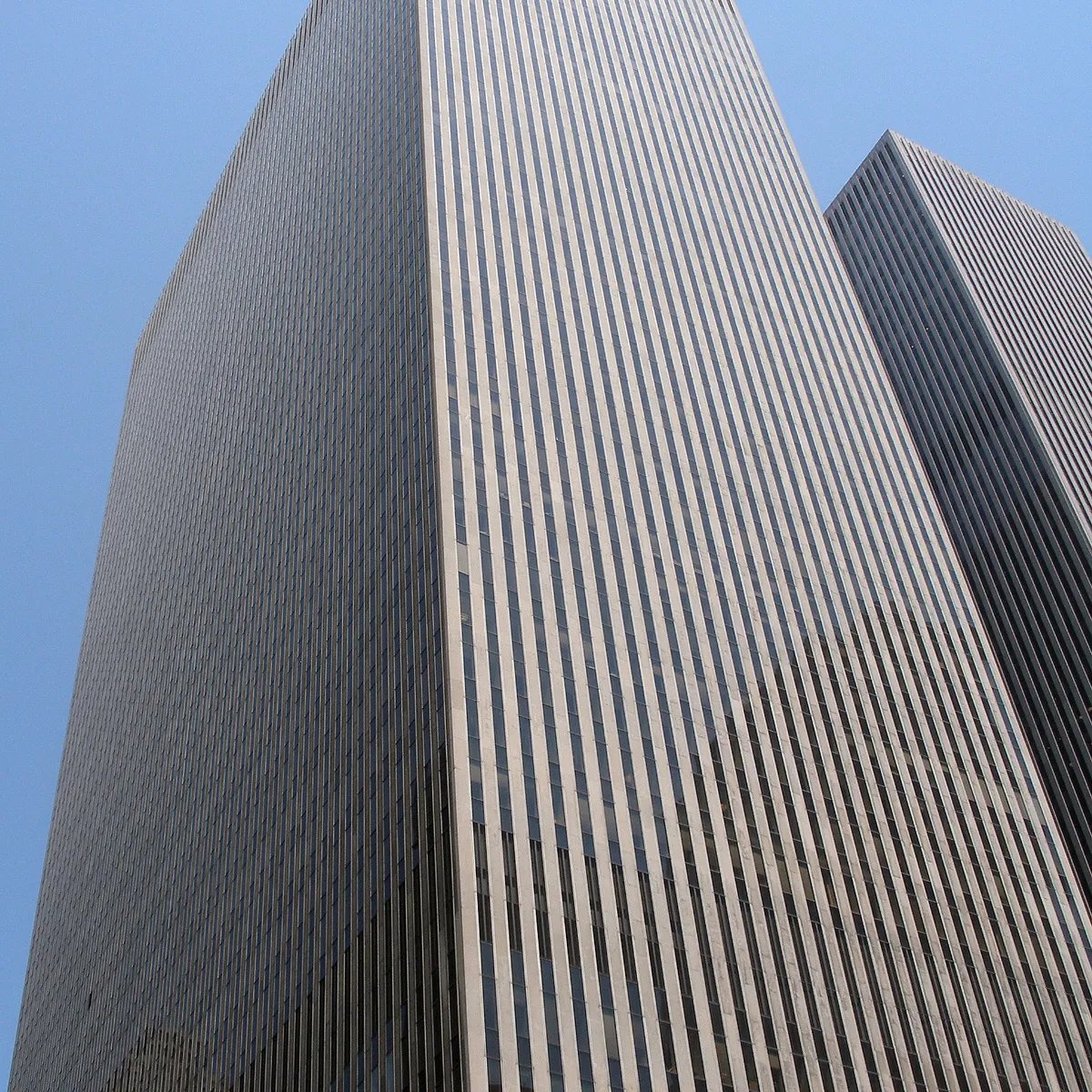 This skyscraper , 1211 Avenue of the Americas in New York City , is the home to the headquarters of Fox Corporation and News Corp . It was formerly known as the Celanese Building.