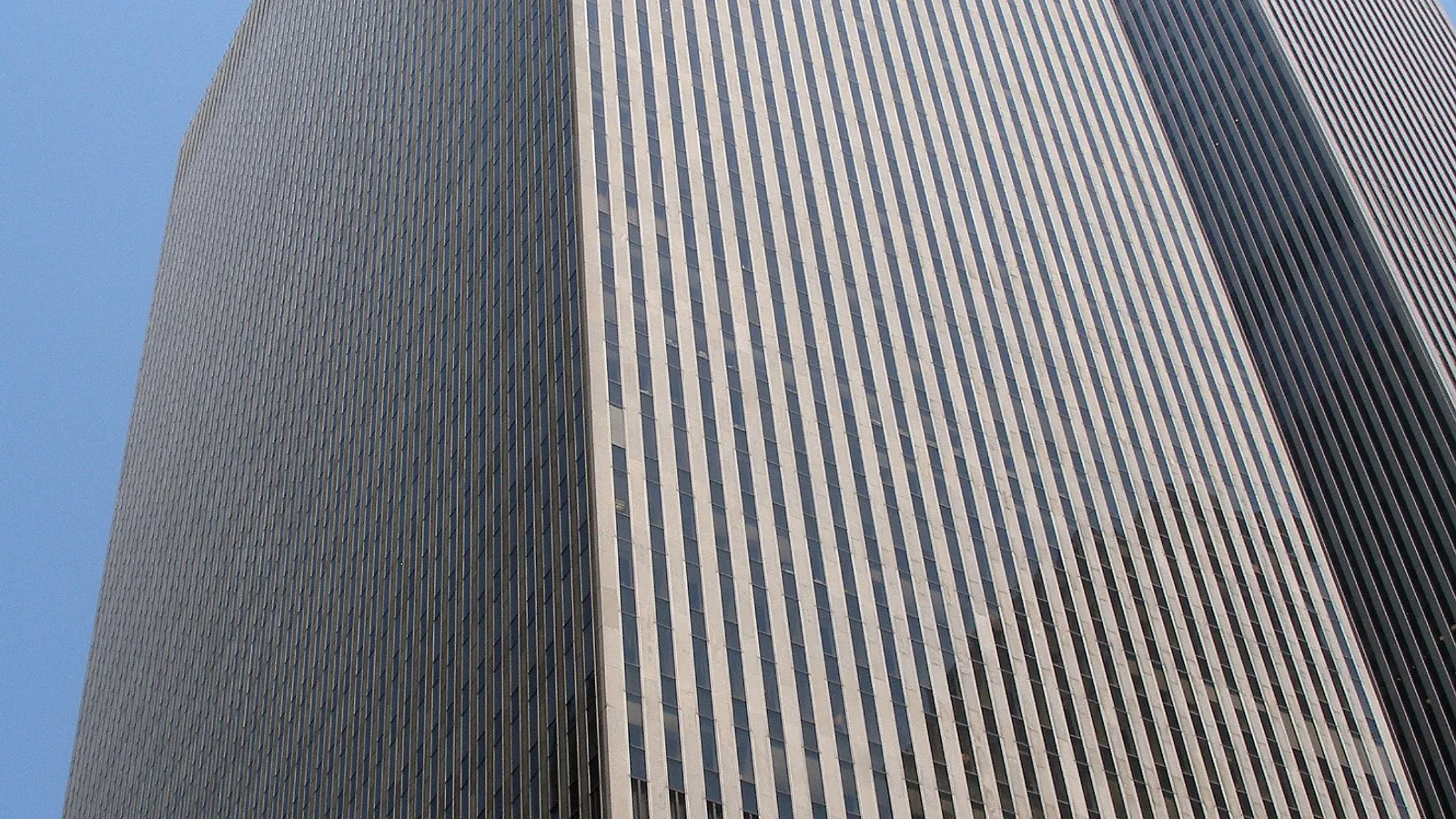 This skyscraper , 1211 Avenue of the Americas in New York City , is the home to the headquarters of Fox Corporation and News Corp . It was formerly known as the Celanese Building.